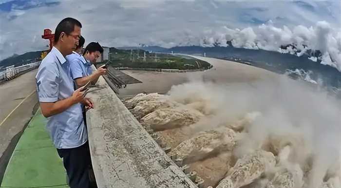 三峡大坝出现3名鬼鬼祟祟外国游客，警卫从其背包发现让人瞠目结舌的物品