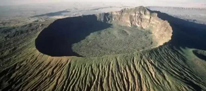 地球演化留下的奇迹：东非大裂谷独特的地形地貌与生态系统