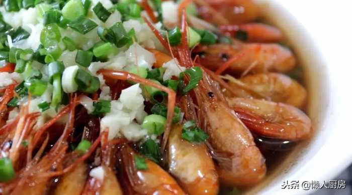 虾怎么做好吃？这样做的小河虾，连虾壳儿都能吃，肉质细嫩