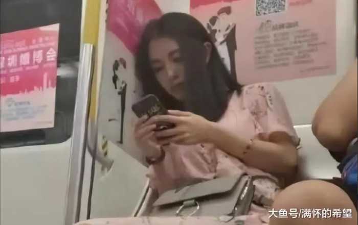 杭州一女子坐地铁的照片火了，惊艳路人，网友:初恋脸!同款照着买