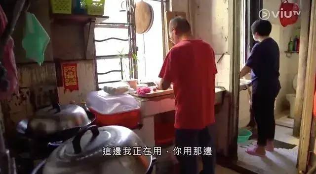 被遗忘的30万香港人，一家三口人住7㎡“老鼠窝”，在马桶旁吃饭