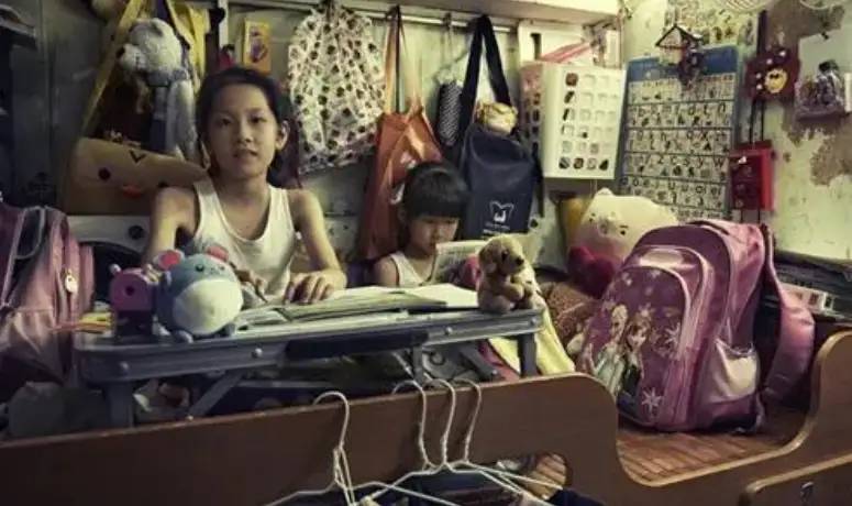 被遗忘的30万香港人，一家三口人住7㎡“老鼠窝”，在马桶旁吃饭